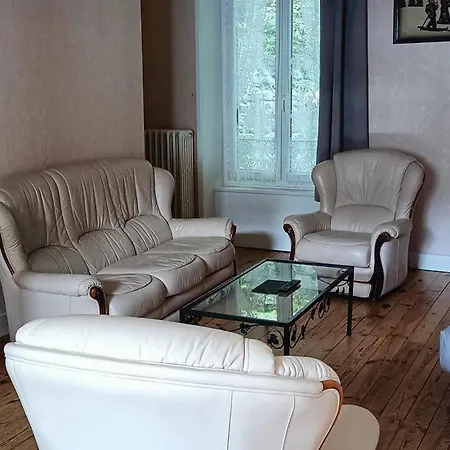 Des Bruyeres, Dore Apartment